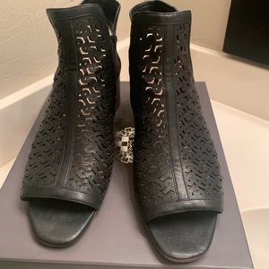 VINCE CAMUTO BLOCK HEEL 9.5M BLACK COWBOY SHEEP.  STYLE VC-STERNAT